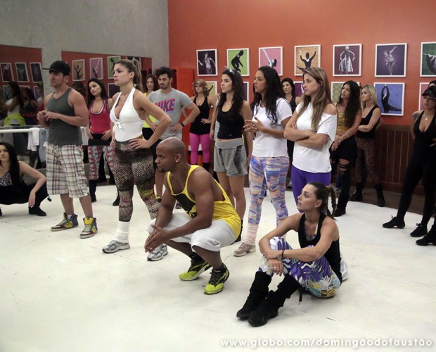 Bailarinas na casa do Dança dos Famosos (Foto: Domingão do Faustão / TV Globo)