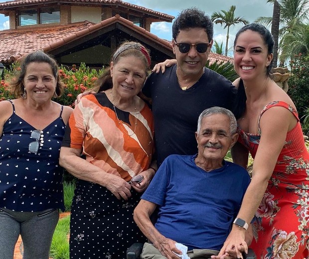 Zezé Di Camargo e Graciele Lacerda com a família (Foto: Reprodução/Instagram)