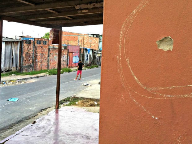 Marca de tiro pode ser vista na parede de casa (Foto: Adneison Severiano/G1 AM)