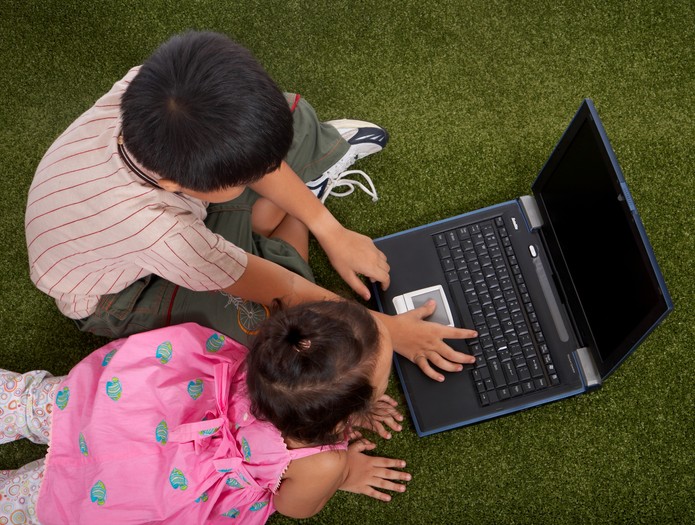 Crianças usando laptop para matéria (Foto: Pond5)