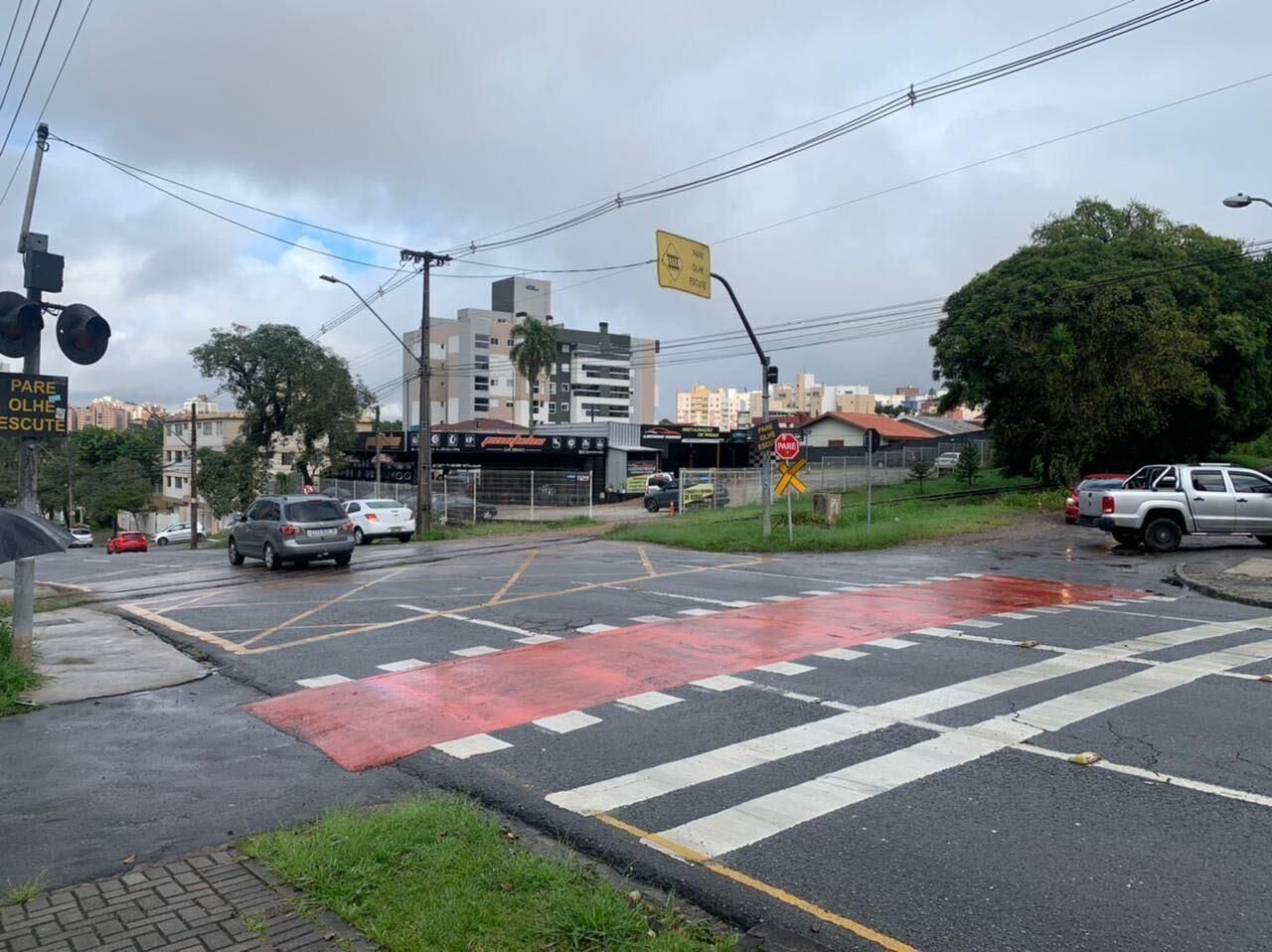 Motociclista morre após batida com trem, em Curitiba