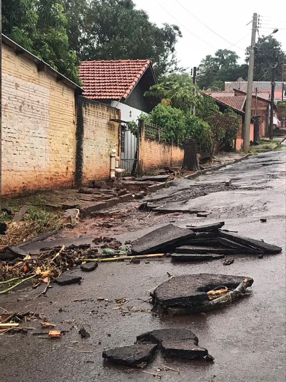 Temporal atinge Bernardino de Campos (SP) e causa estragos na cidade — Foto: Arquivo Pessoal