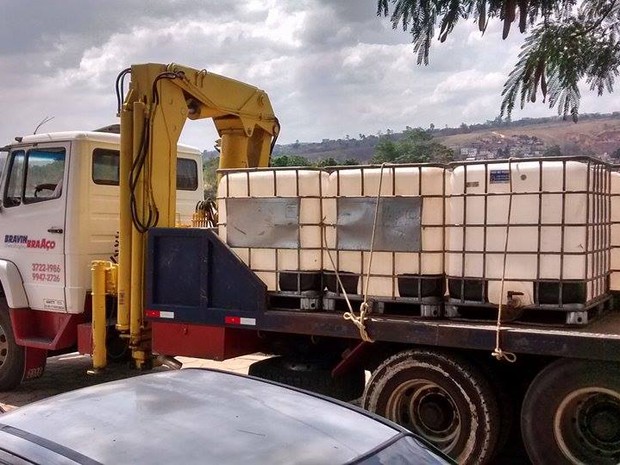 Caminhão com os tanques de peixes retirados do Rio Doce, nesta sexta-feira (13) (Foto: Divulgação/ Prefeitura de Colatina)