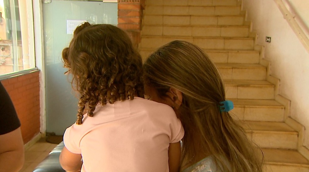 Mônica Sardinha Matos com a filha, de 2 anos, na Secretaria de Educação de Ribeirão Preto — Foto: Paulo Souza/EPTV