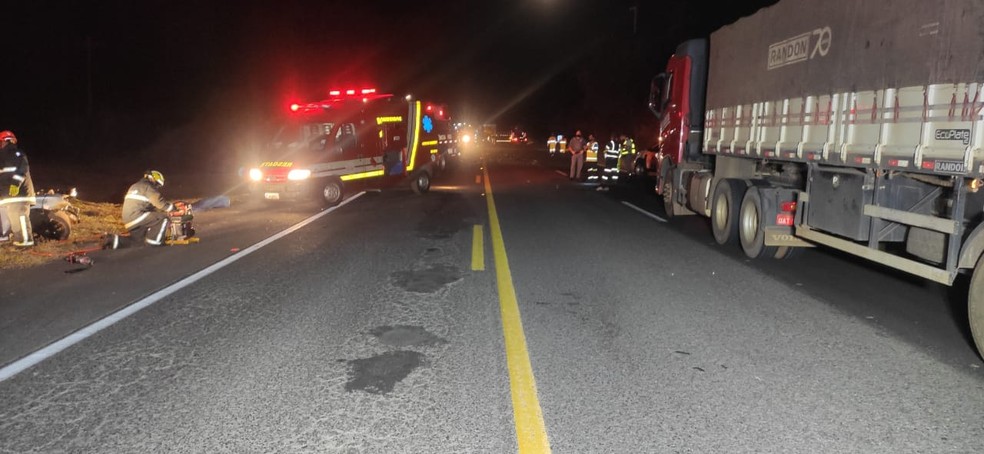 Batida frontal entre carro e caminhão trator na SP-284 deixou uma vítima fatal — Foto: Polícia Rodoviária 