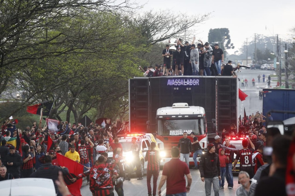 Athletico percorre as ruas de Curitiba em um trio elÃ©trico â?? Foto: Felipe Rosa/Gazeta do Povo