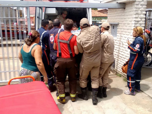 Bombeiros e Samu resgataram mulher obesa nesta terça (29), em Natal (Foto: Corpo de Bombeiros/Divulgação)