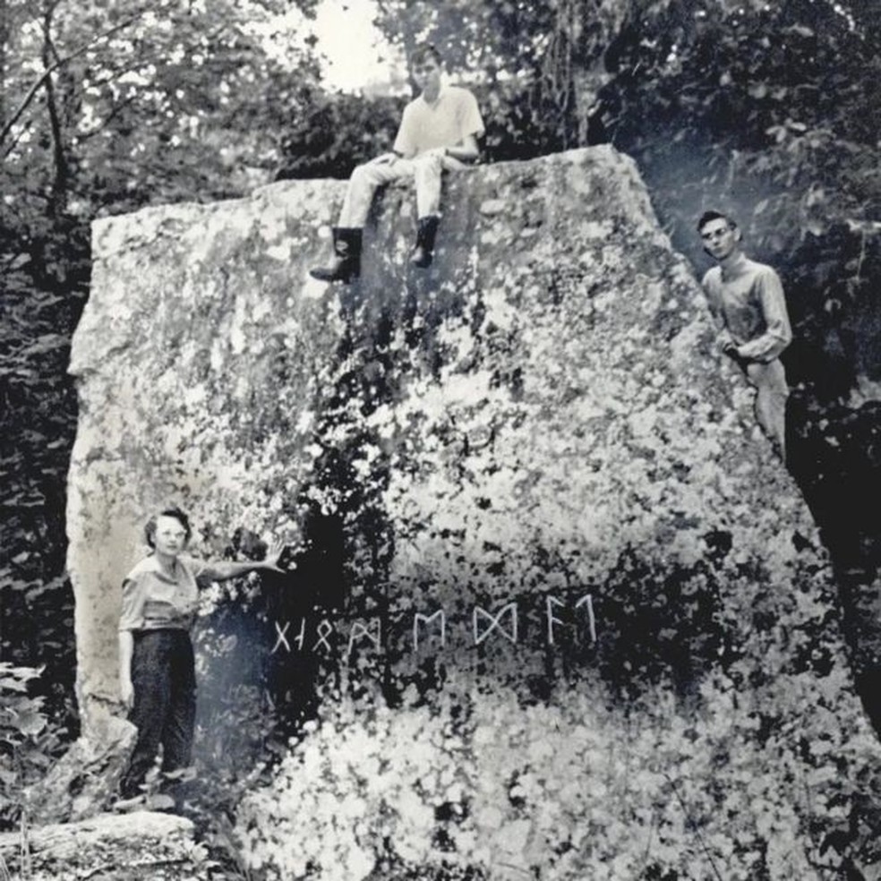 Gloria Farley observou pela primeira vez Pedra Rúnica de Heavener enquanto caminhava quando jovem em 1928. Nesta foto, ela está acompanhada de seus filhos em 1971 — Foto: SOCIEDADE HISTÓRICA DE OKLAHOMA