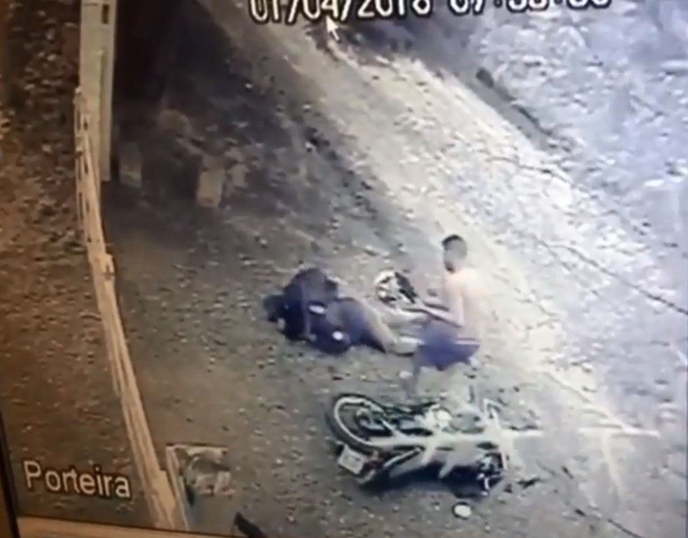 Vítima foi baleada por ladrão ao cair de moto  (Foto: Reprodução/TV TEM )