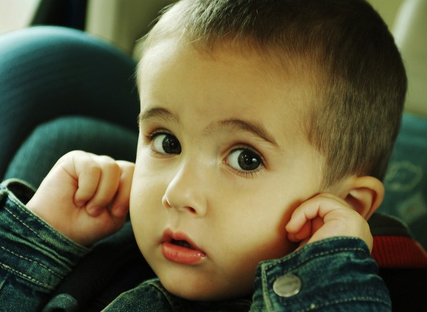 Criança com dor de ouvido (Foto: Shutterstock)