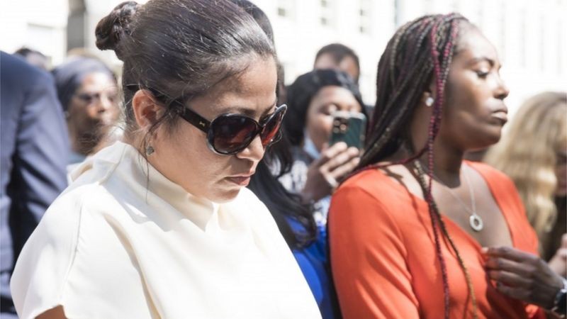 Lizzette Martinez e Jovante Cunningham, duas das mulheres que acusaram R. Kelly de abuso sexual, participaram de entrevista coletiva em frente a tribunal de Nova York nesta quarta-feira (29) (Foto: EPA via BBC News)