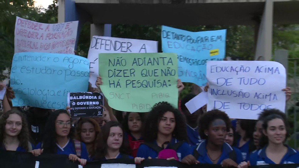 Alunos fazem manifestação contra corte de verba da UFF.  — Foto: Reprodução/TV Globo