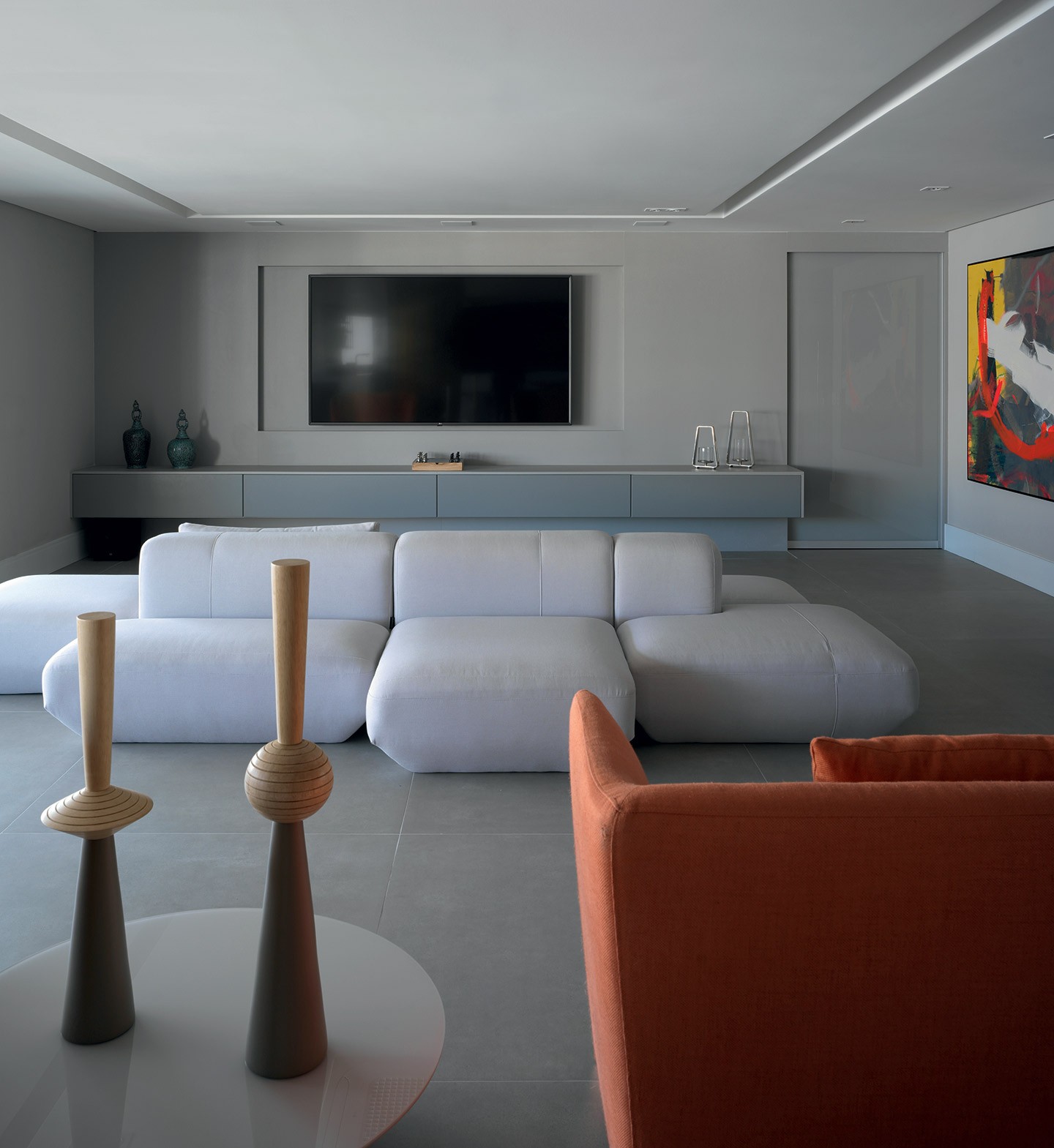 Apartamento de 303 m² tem design assinado, integração e cores sóbrias (Foto: Romulo Fialdini)
