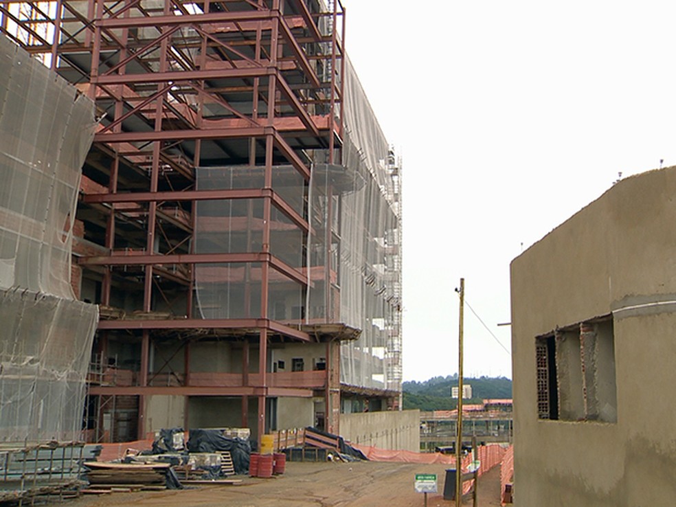 Obra teve início em agosto de 2012 com previsão de entrega em 2014, mas ainda não foi concluída (Foto: Reprodução/TV Integração/Arquivo 2014)