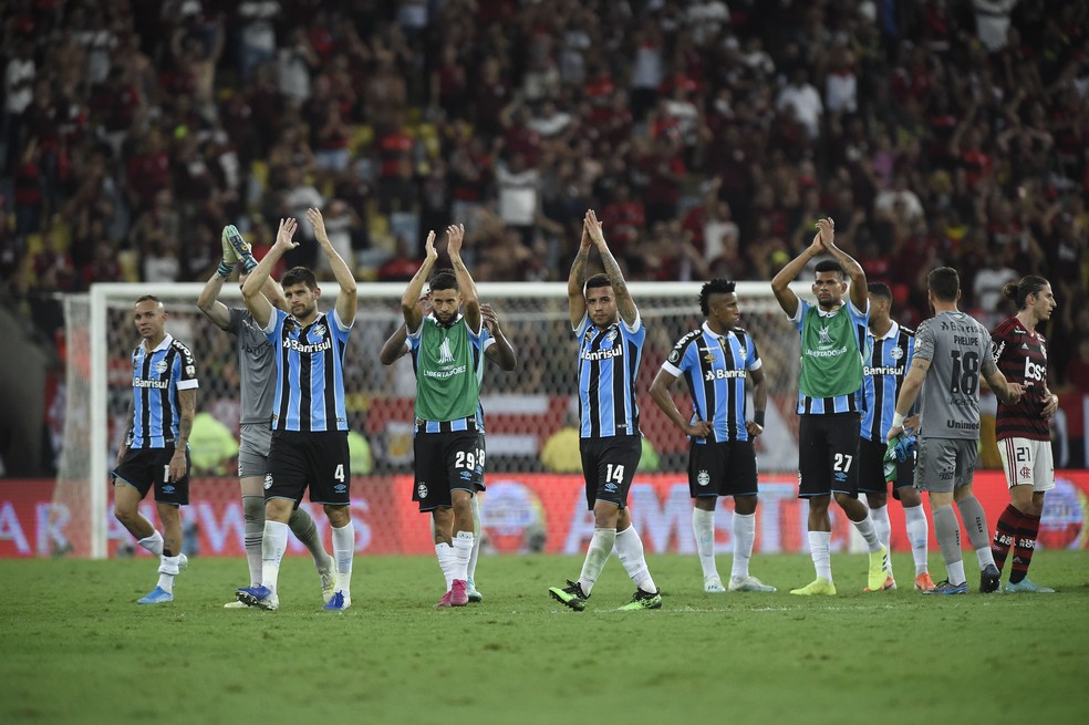 Grupo do Grêmio agradece torcida no Maracanã  — Foto: André Durão