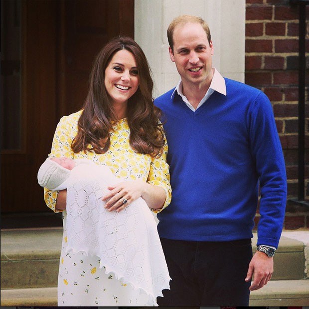 William, Kate e a pequena Charlotte na saída do hospital  (Foto: Reprodução - Instagram)