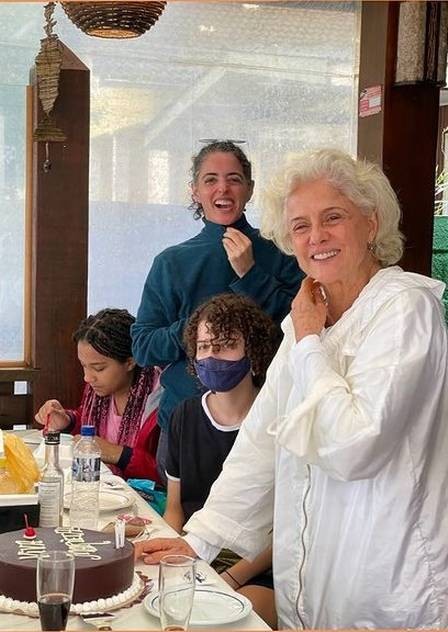 Marieta Severo comemora os 75 anos ao lado da família (Foto: Reprodução/Instagram)