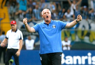 Grêmio abre cofre, soma vitórias e vai da vergonha à liderança em um mês