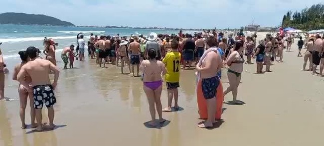 Presidente Jair Bolsonaro em praia de Santa Catarina nesta tera-feira (28)