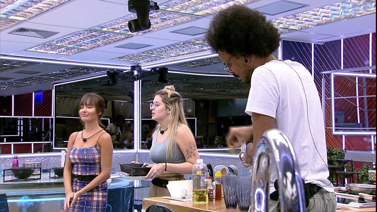 João Luiz brinca com Thaís no BBB21: 'Vai para o VIP hoje' | casa BBB | Gshow