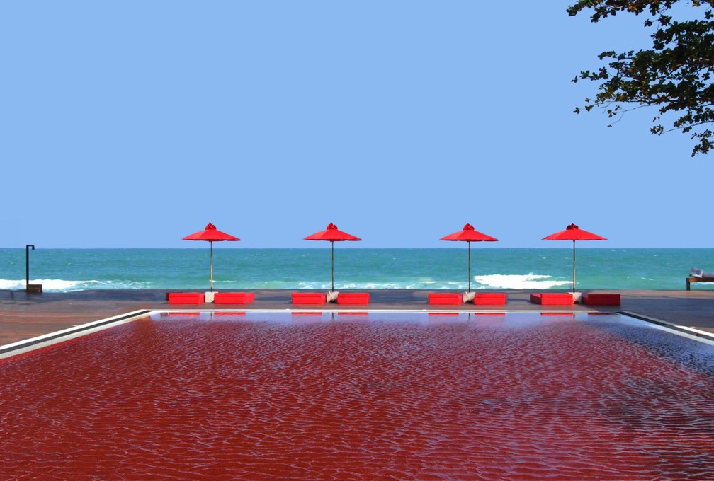 Vista da piscina vermelha do hotel The Library, na Tailândia — Foto: Divulgação/The Library
