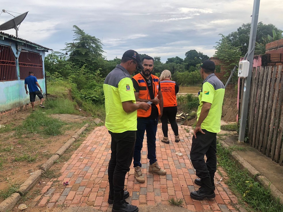 Equipes da RBTrans, Defesa Civil e Assistência Social de Rio Branco estão no local ajudando os moradores — Foto: Consuela Gonzalez/Rede Amazônica Acre