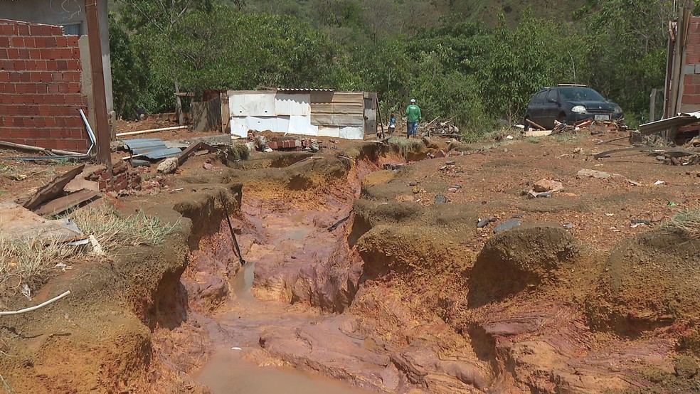 Erosão se abriu após bacia de contenção transbordar no Sol Nascente, no DF — Foto: TV Globo/Reprodução