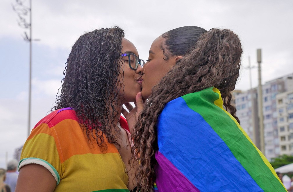 Namoradas na Parada LGBTQIAP+ de Copacabana — Foto: Sthepanie Rodrigues/g1