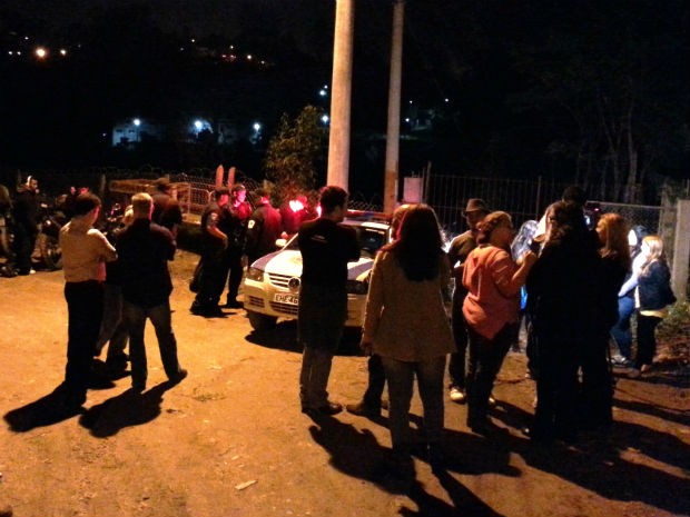 Manifestantes bloqueiam os portões do laboratório Royal, em São Roque (Foto: São Roque Notícias)