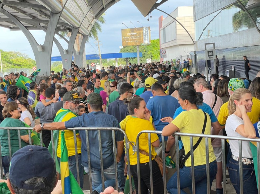 Apoiadores do governo federal foram ao Aeroporto de Londrina para receber o presidente Jair Bolsonaro — Foto: Vanessa Navarro/RPC