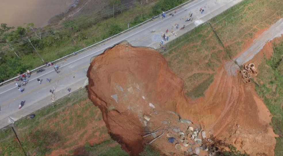 Cratera imensa foi formada no início da tarde desta quarta-feira na BR-416 em Ibateguara, AL — Foto: Leleo