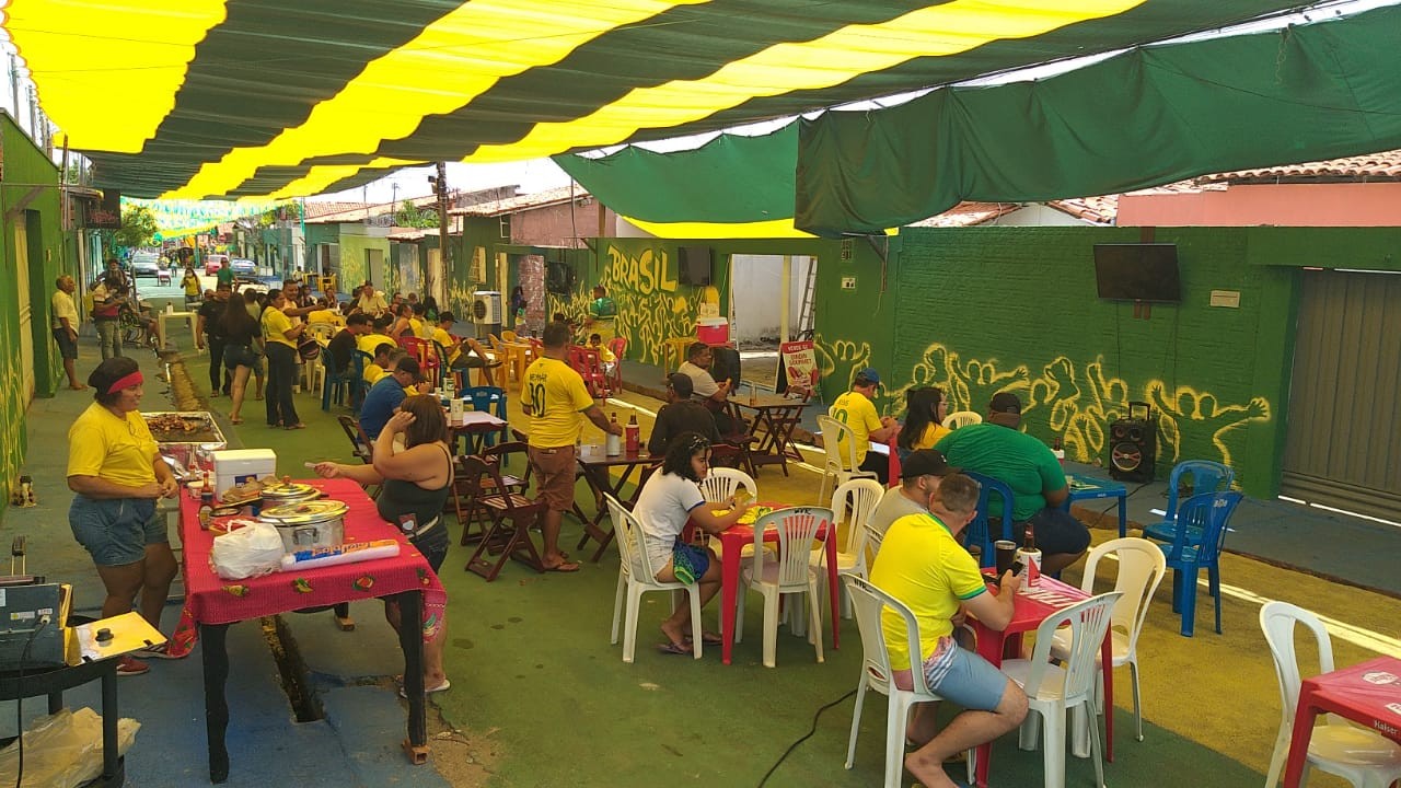 FOTOS: torcedores se reúnem em Teresina para assistir ao jogo Brasil x Suíça na Copa do Mundo 