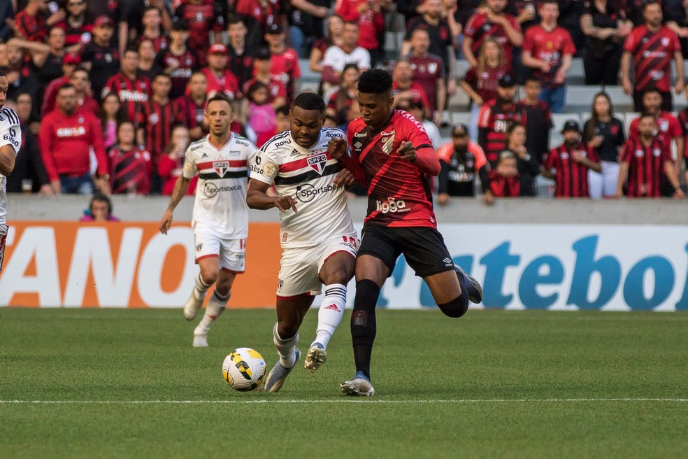 Nikão e Abner em Athletico x São Paulo — Foto: Robson Mafra/AGIF