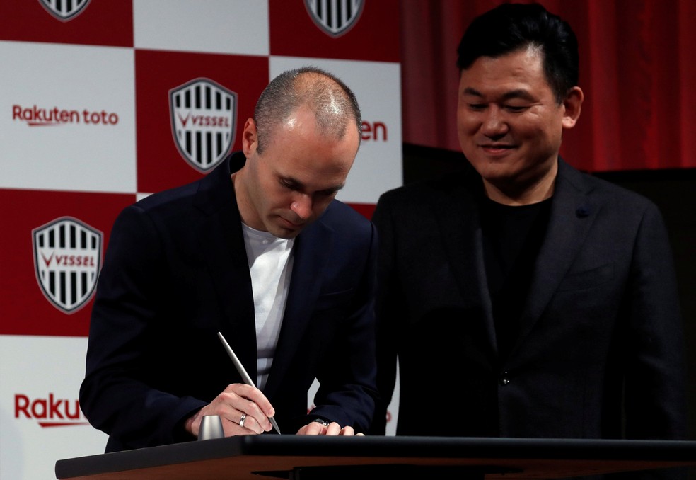 Iniesta assina contrato para defender o Vissel Kobe ao lado de Hiroshi Mikitani, dono do clube (Foto: REUTERS/Toru Hanai)
