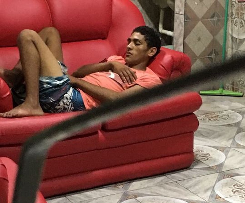 No começo do mês, Alencar tentou furtar casa em Cruzeiro do Sul e acabou dormindo no sofá  (Foto: Arquivo pessoal )