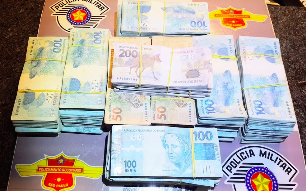 PM Rodoviária apreendeu R$ 400 mil dentro de jipe com passageiros na Rodovia Anhanguera, em Ribeirão Preto, SP — Foto: Polícia Militar Rodoviária/Divulgação