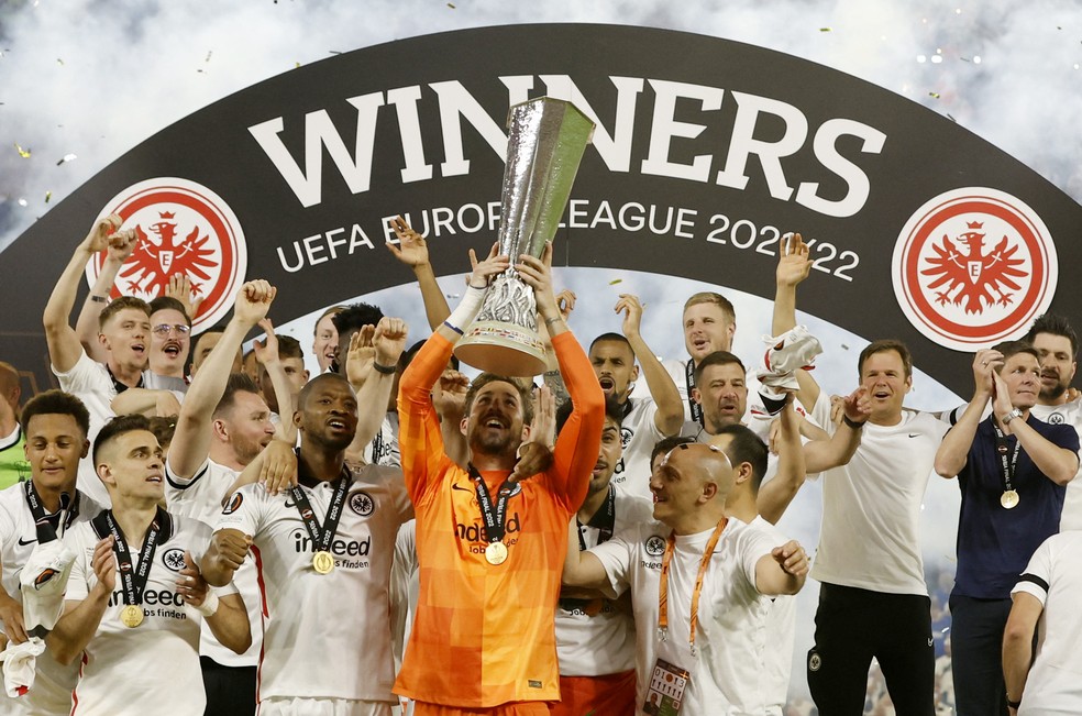 O Eintracht Frankfurt é o atual campeão da Liga Europa, tendo vencido a final contra o Rangers — Foto: Albert Gea/Reuters