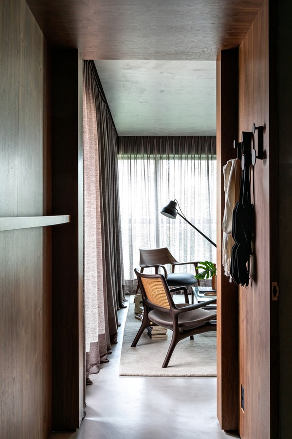 50 m² com tons sóbrios e modernismo para um fotógrafo viajante (Foto: Fran Parente / @franparente)