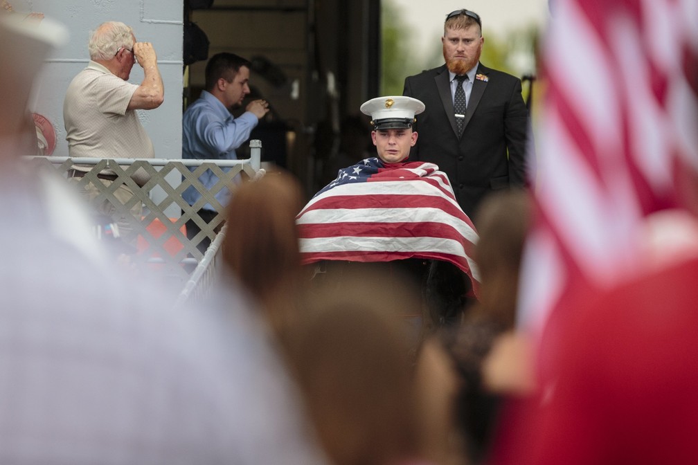 Young chora ao levar caixão de Cena após eutanásia em cerimônia em Michigan (Foto: Joel Bissell/Muskegon Chronicle via AP)