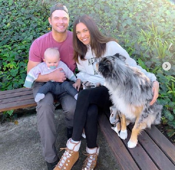 O ator Kellan Lutz com a filha, o cachorro e a esposa - a atriz, apresentadora e modelo Brittany Lutz (Foto: Instagram)