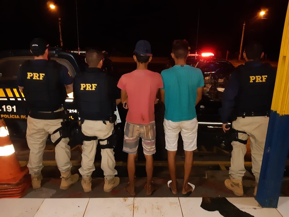Dois jovens foram detidos no sábado (9), com motos que possuíam adulteração e falsificação  — Foto: Polícia Rodoviária Federal