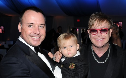 Com o filho caçula Elton John posa em família para revista americana Revista Marie Claire