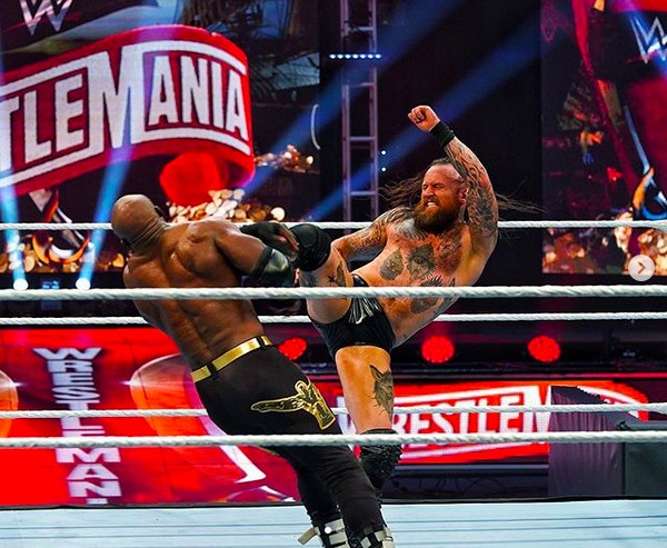 Lutadores de telecatch em um torneio da organização WWE (Foto: Instagram)