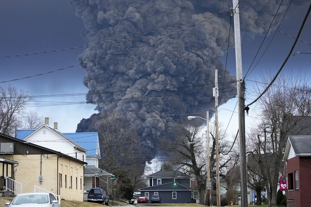 Uma espessa camada de fumaça preta sobe aos céus na cidade de East Palestine, em Ohio no dia 6 de fevereiro de 2023 — Foto: Gene J. Puskar/AP