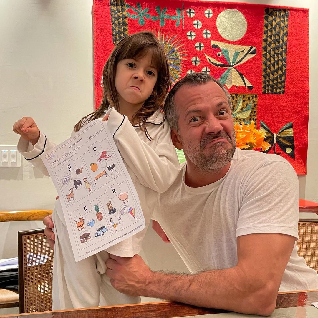 Malvino Salvador ajuda filha com tarefas de casa (Foto: Instagram)