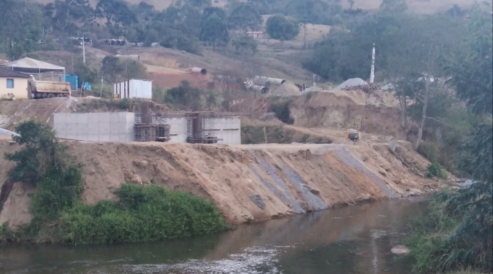 Centrais geradoras de energia elétrica que estão sendo construídas no rio Aiuruoca em MG — Foto: Reprodução/EPTV