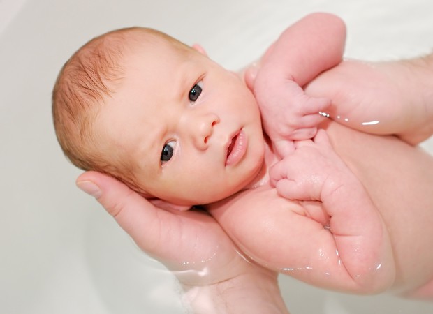 Se o recém-nascido se sentir seguro, deixará de chorar no banho (Foto: Thinkstock)