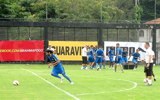 Loco Abreu no treino do Botafogo (Foto: André Casado / Globoesporte.com)