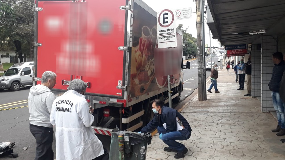 Motociclista morreu após bater em caminhão na Avenida Brasil, no Centro, em Presidente Prudente (SP) — Foto: Emerson Sanchez/TV Fronteira