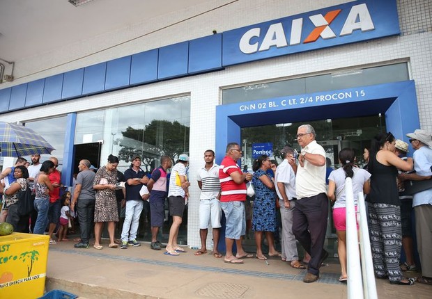 Filas se formam no sábado nas agências da Caixa para saque de contas inativas do FGTS (Foto: Antonio Cruz/Agência Brasil)
